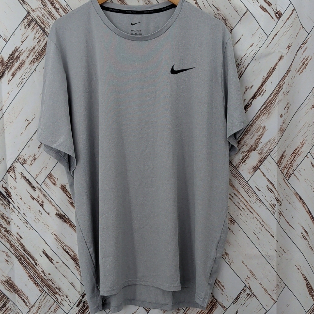 Nike Dri Fit Short Sleeve Tee in Light Gray